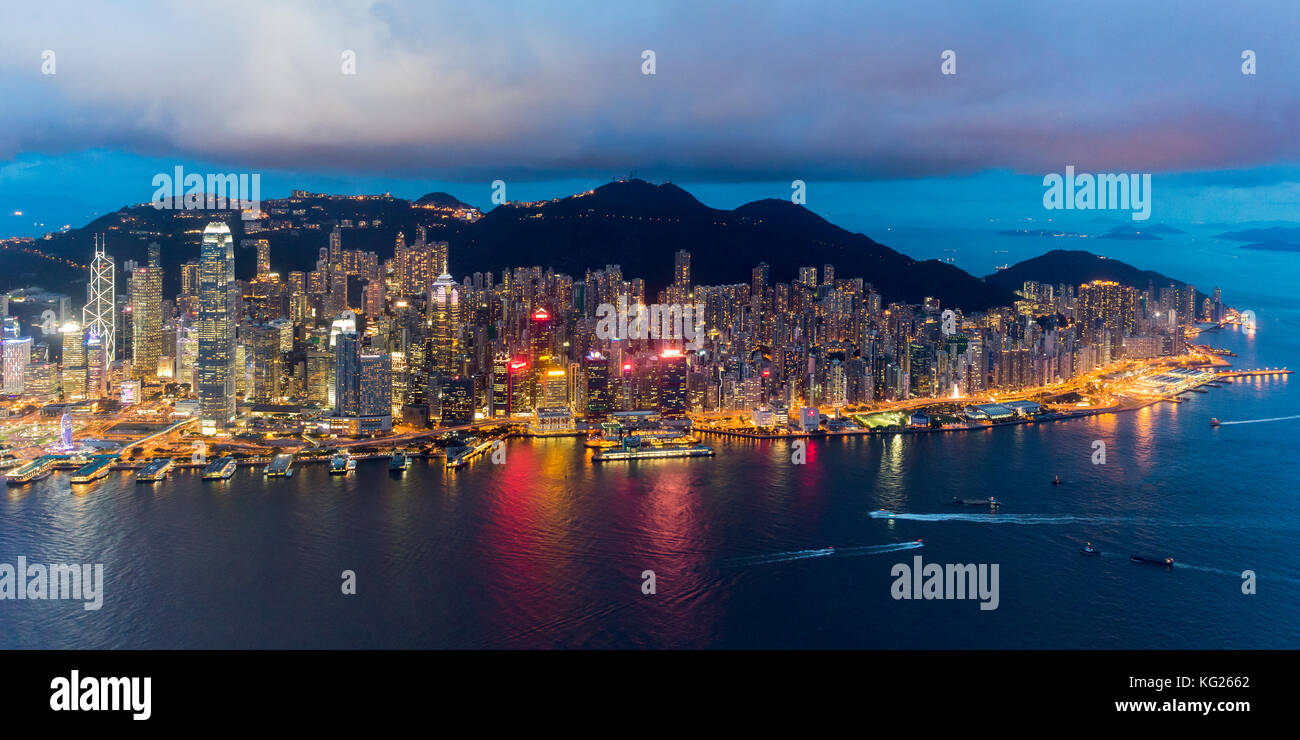 Vista rialzata, porto e quartiere centrale dell'Isola di Hong Kong e Victoria Peak, Hong Kong, Cina, Asia Foto Stock