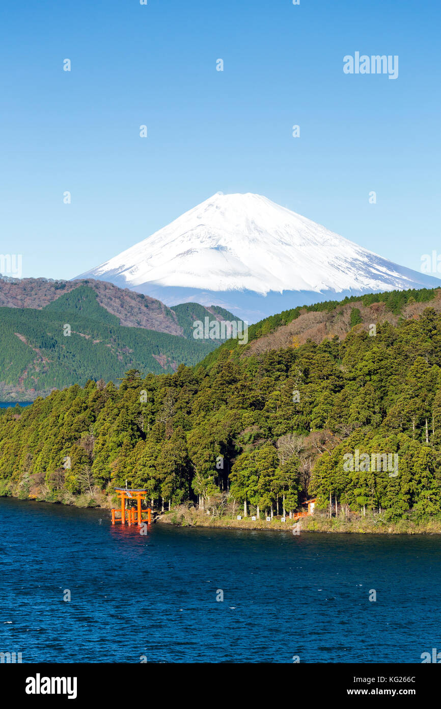 Lago Ashinoko con il Monte Fuji dietro, fuji-Hakone-izu national park, hakone, shizuoka, Honshu, Giappone, Asia Foto Stock