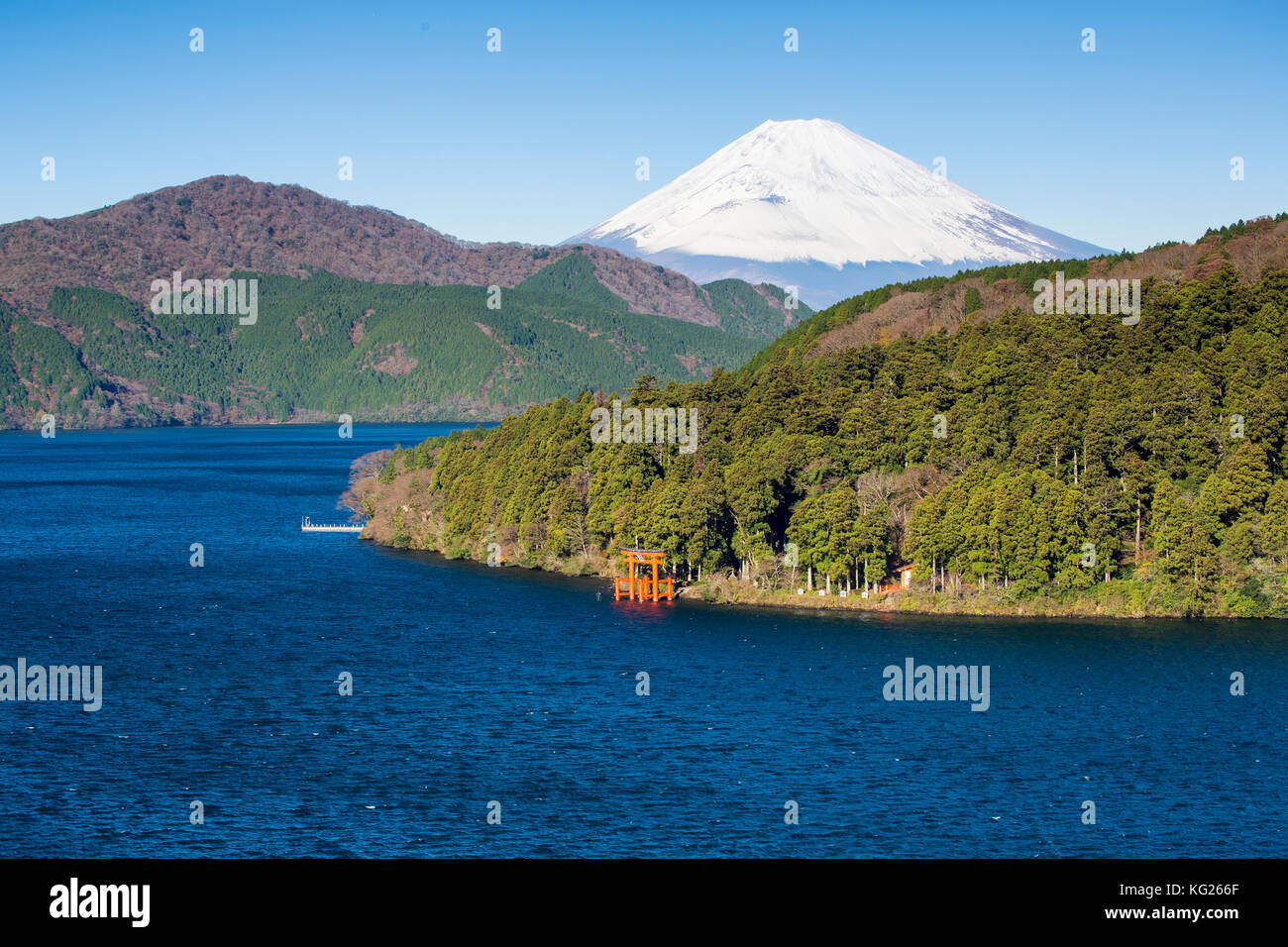 Lago Ashinoko con il Monte Fuji dietro, fuji-Hakone-izu national park, hakone, shizuoka, Honshu, Giappone, Asia Foto Stock