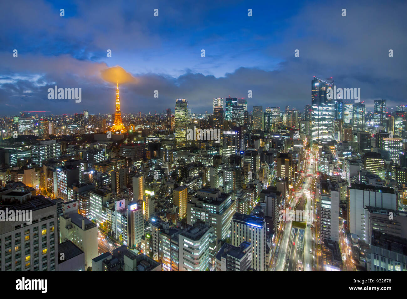 Vista notturna sopraelevata dello skyline della città e dell'iconica Tokyo Tower illuminata, Tokyo, Giappone, Asia Foto Stock