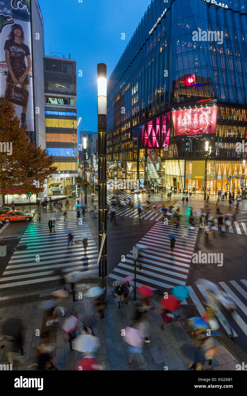 Panoramica temporizzata dell'attraversamento pedonale di Sukiyabashi, Ginza, Tokyo, Giappone, Asia Foto Stock