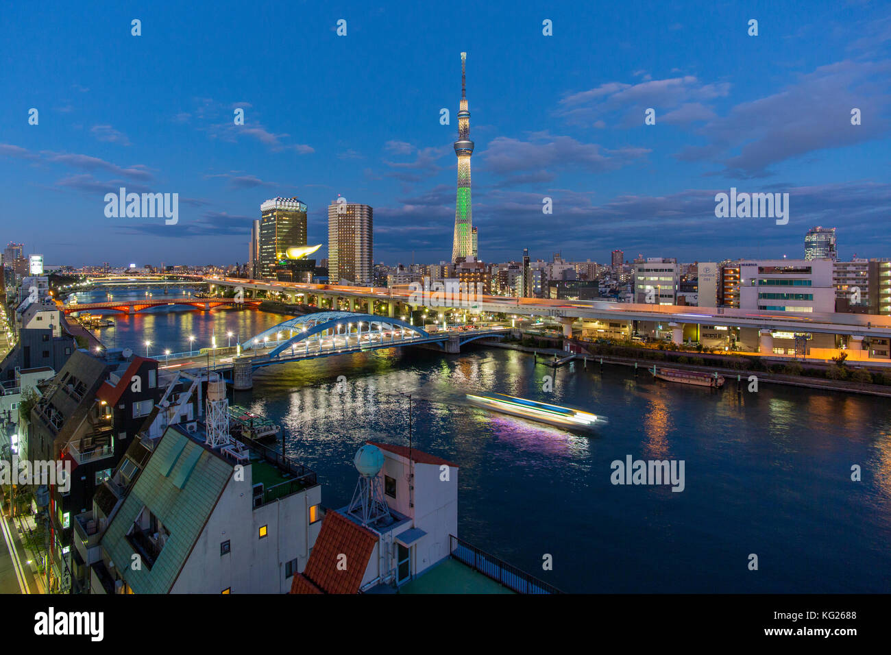 Skyline della città e Skytree sul fiume Sumida, Tokyo, Giappone, Asia Foto Stock
