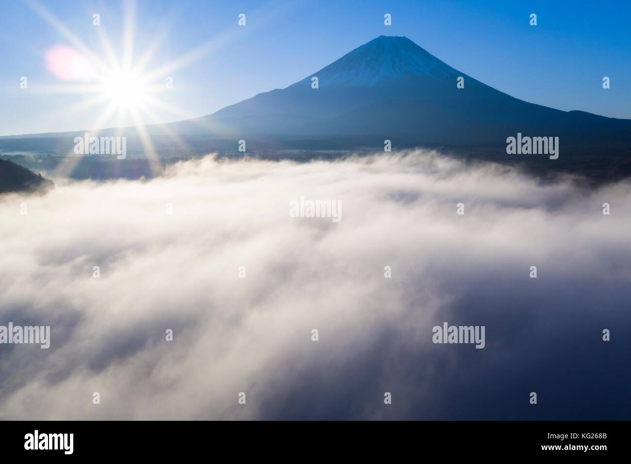 Nubi sul Lago Ashinoko con il Monte Fuji dietro, fuji-Hakone-izu national park, hakone, shizuoka, Honshu, Giappone, Asia Foto Stock