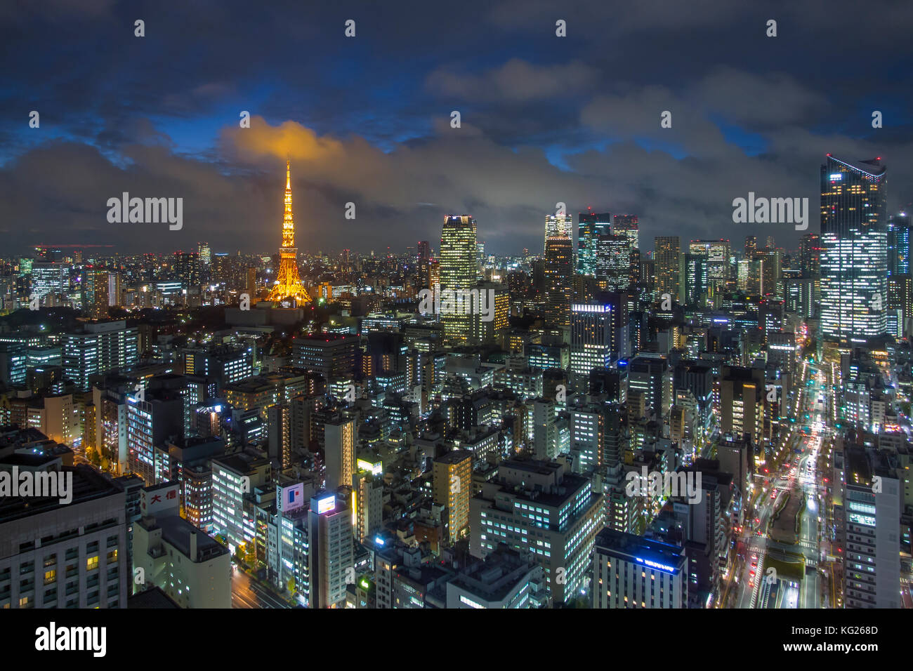 Vista notturna sopraelevata dello skyline della città e dell'iconica Tokyo Tower illuminata, Tokyo, Giappone, Asia Foto Stock