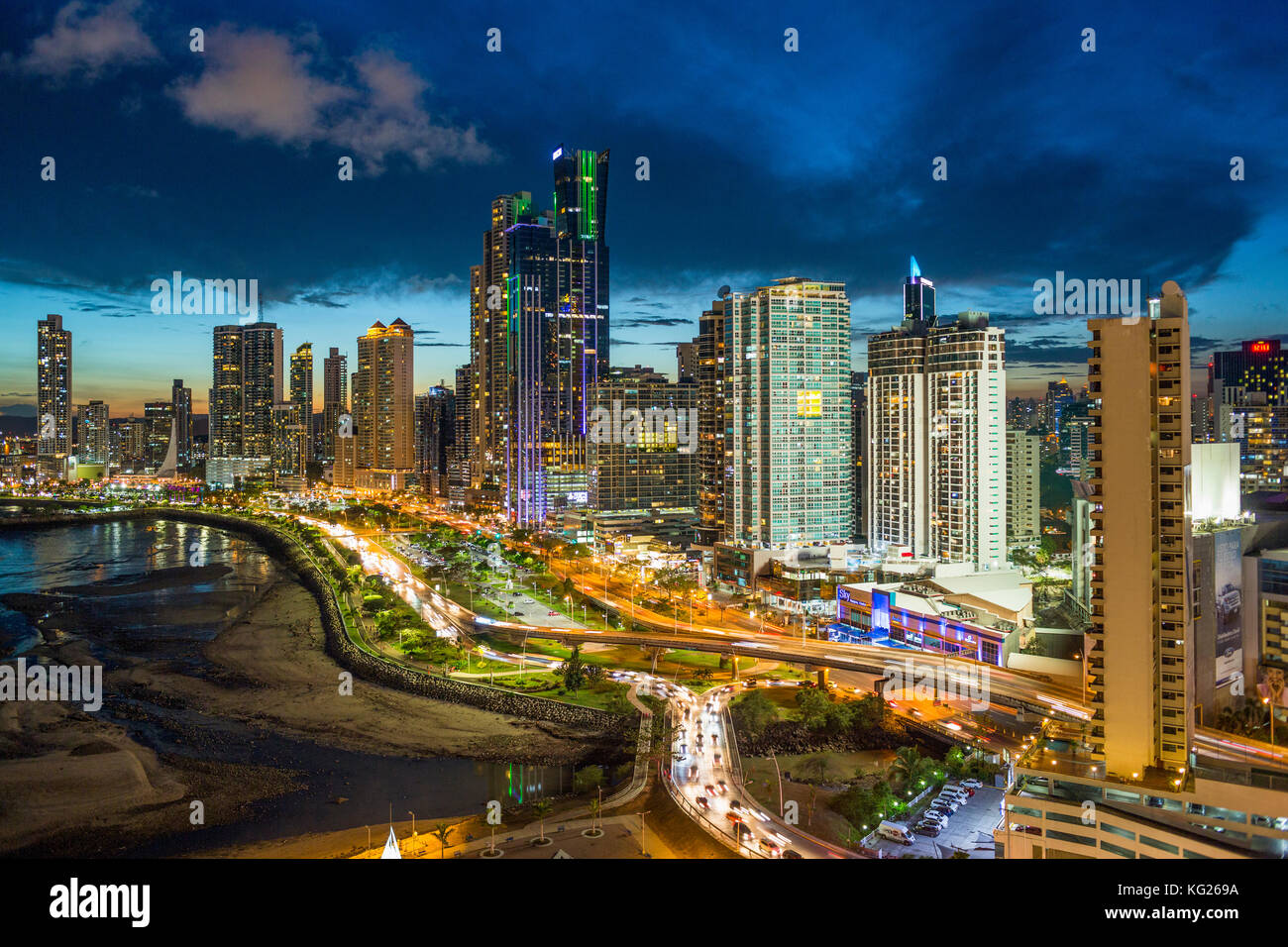 Skyline della città illuminata al crepuscolo, Panama City, Panama America Centrale Foto Stock