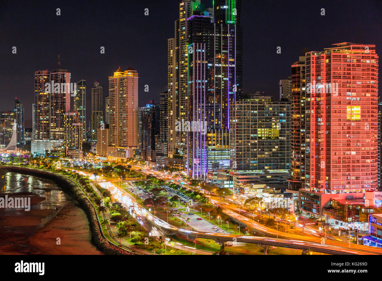 Skyline della città di notte, Panama, Panama, America centrale Foto Stock