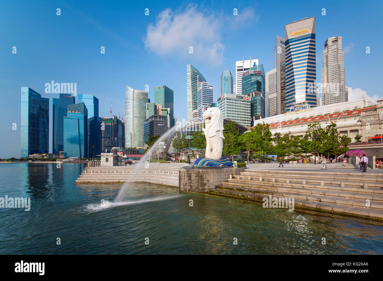 La statua Merlion con lo skyline della città in background, Marina Bay, Singapore, Sud-est asiatico, in Asia Foto Stock