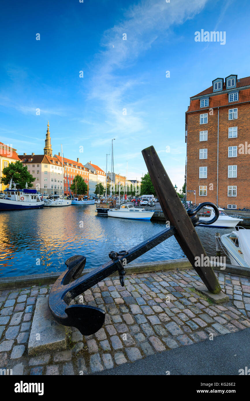 Scultura di un'ancora sulle rive del canale Christianshavn con la Chiesa del nostro Salvatore sullo sfondo, Copenaghen, Danimarca, Europa Foto Stock