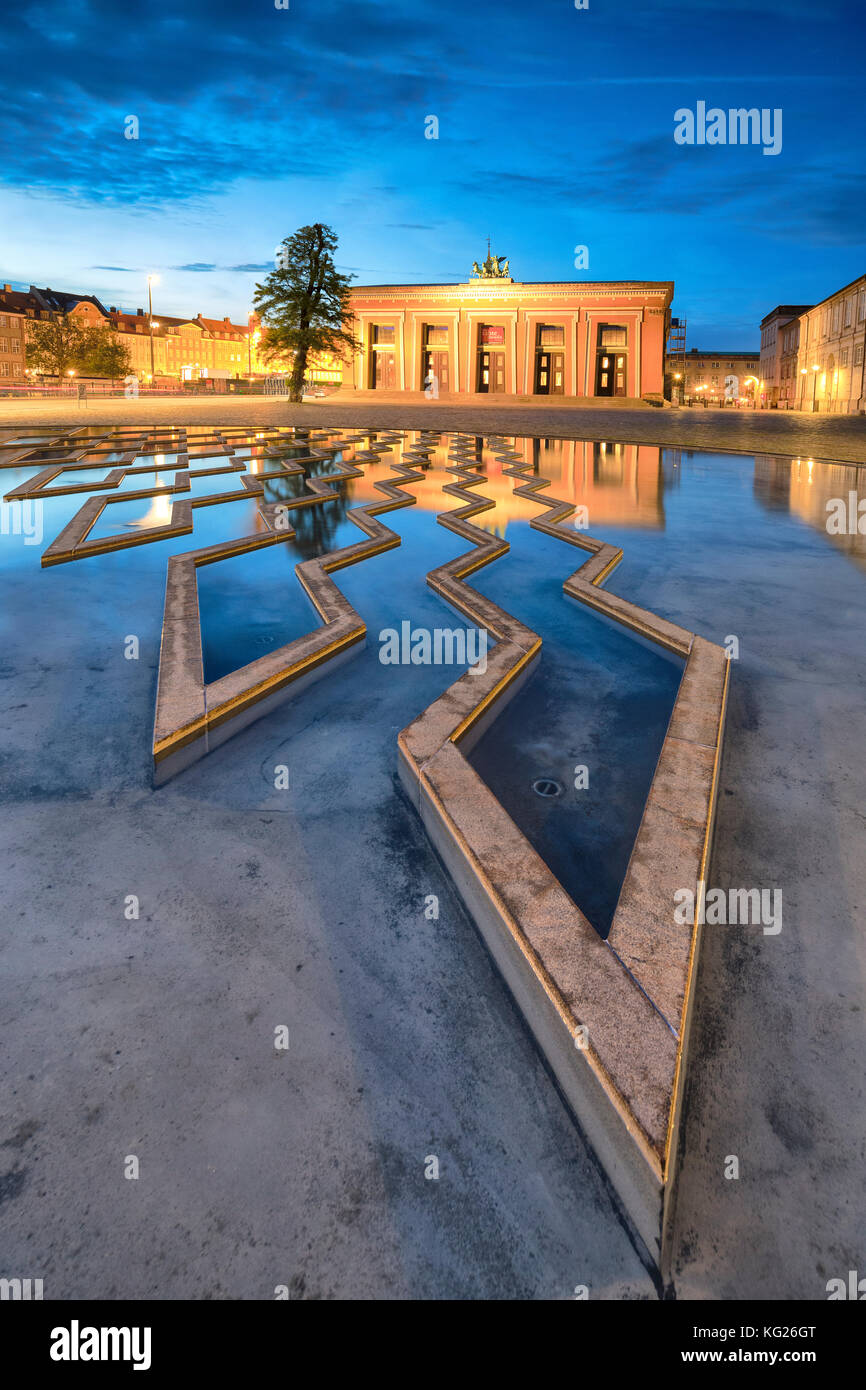 Museo Thorvaldsens riflesso nella fontana di Piazza Bertel Thorvaldsen di notte, Copenaghen, Danimarca, Europa Foto Stock