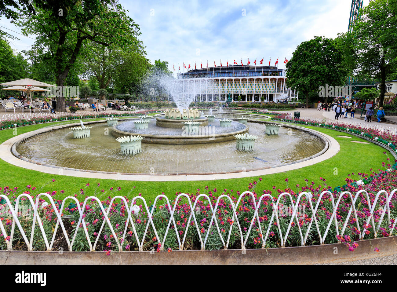 Fontane e sala concerti sullo sfondo, Giardini di Tivoli, Copenaghen, Danimarca, Europa Foto Stock