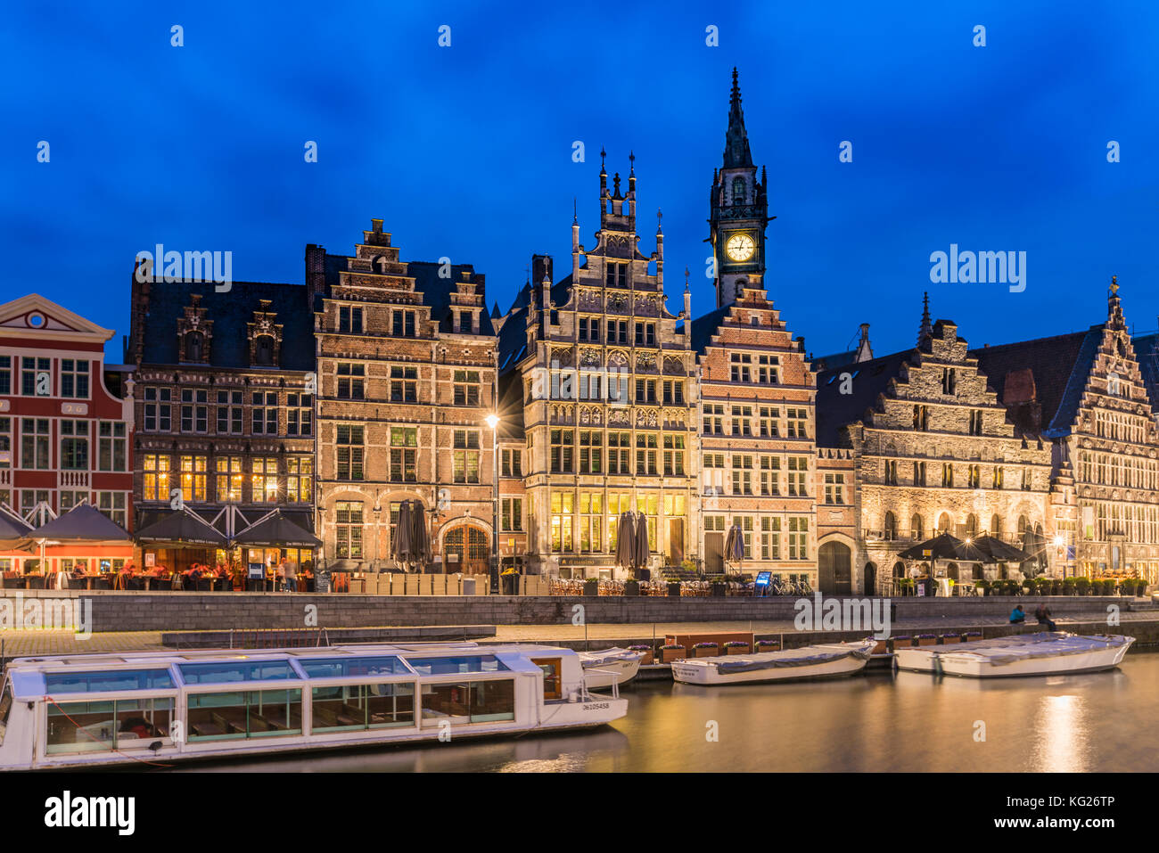 Belfry, case e barche sul canale Lys, Gand, provincia delle Fiandre orientali, regione fiamminga, Belgio, Europa Foto Stock