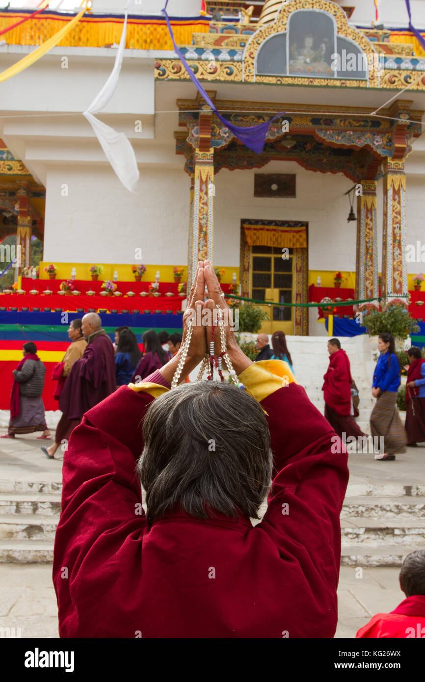 Preghiere al Memorial Stupa della capitale del Bhutan, Thimphu, Bhutan, Asia Foto Stock