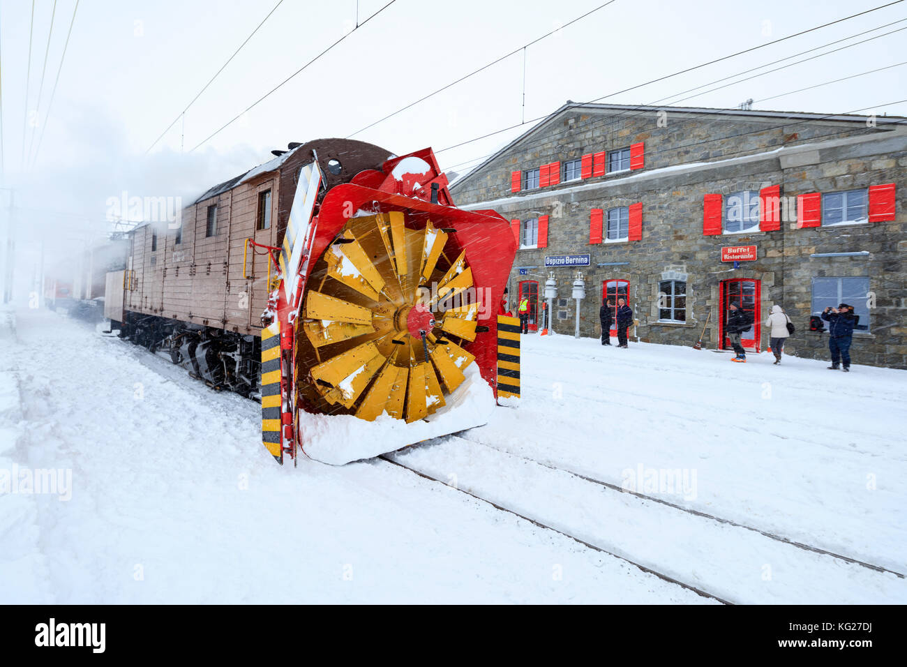 Turbina di neve del treno Bernina Express, stazione di Ospizio Bernina, Poschiavo, Engadina, Cantone di Graubunden, Svizzera, Europa Foto Stock
