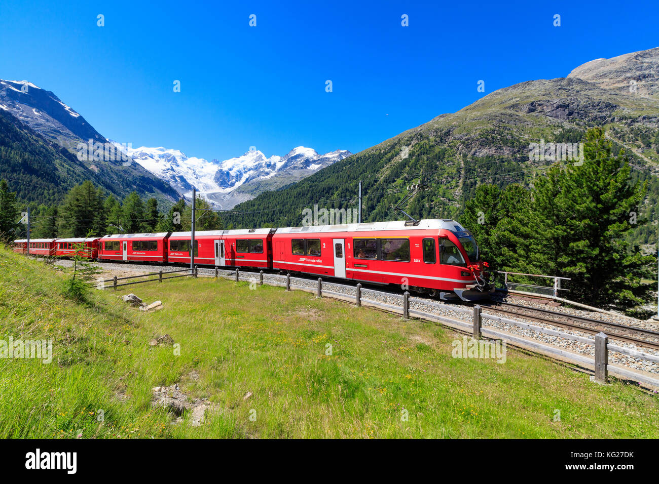 Il treno Bernina Express a Morteratsch in estate, Engadina, Cantone di Graubunden, Svizzera, Europa Foto Stock
