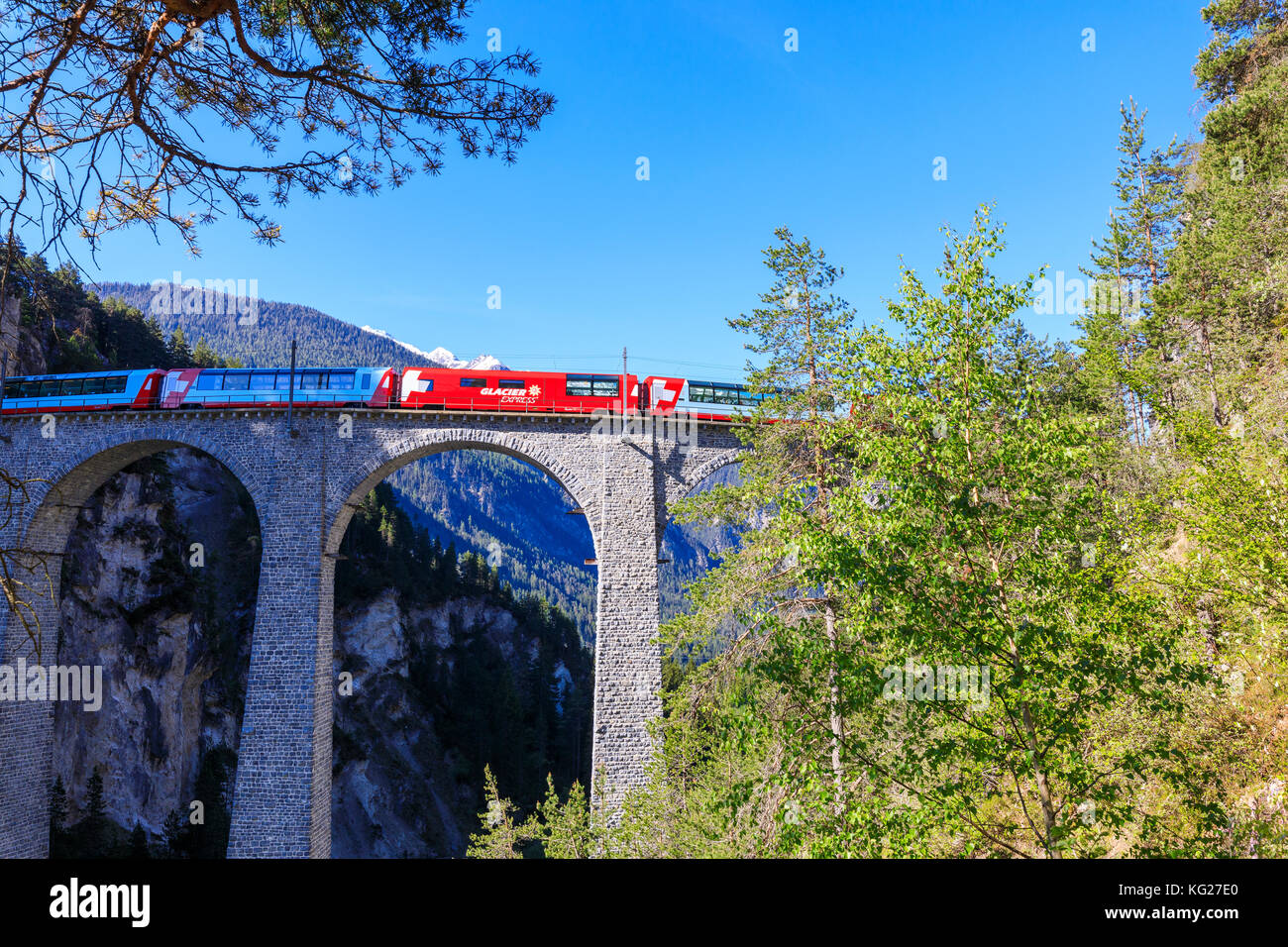 Bernina Express sul landwasser viadukt, sito patrimonio mondiale dell'unesco, Filisur, albula regione del cantone dei Grigioni, Svizzera, Europa Foto Stock