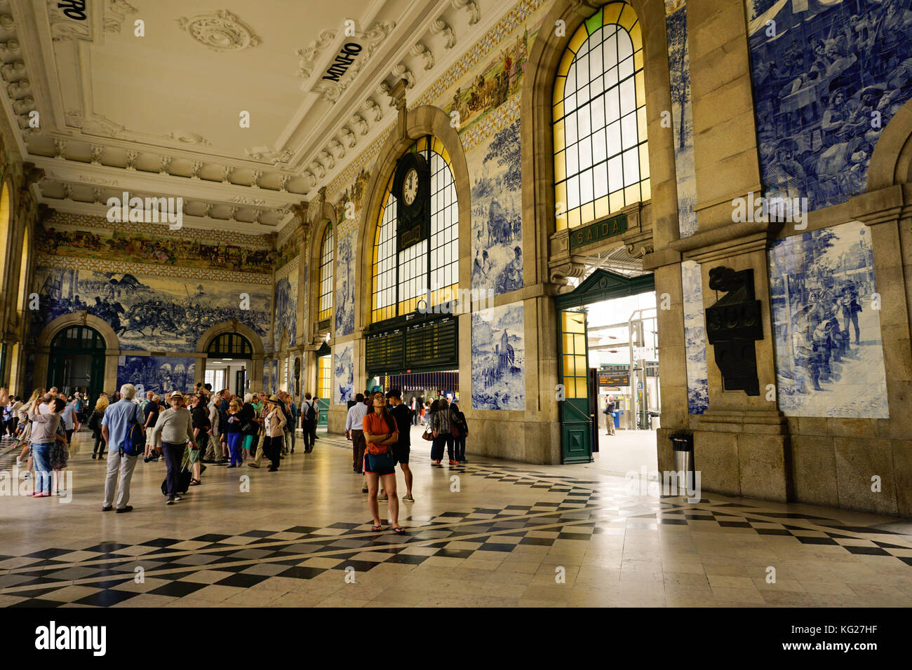 Piastrelle (azulejos) nella hall di entrata, estacao de Sao Bento stazione ferroviaria, porto (porto), Portogallo, Europa Foto Stock