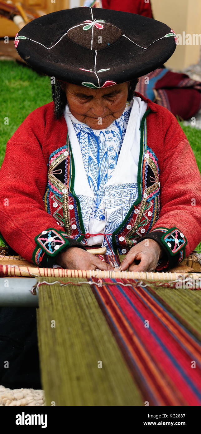 Chincheros, Perù - aprile 04: femmina tessitori di alpaca tessuti nel modo tradizionale vicino a Machu Picchu in chincheros in aprile 04, 2012 Foto Stock