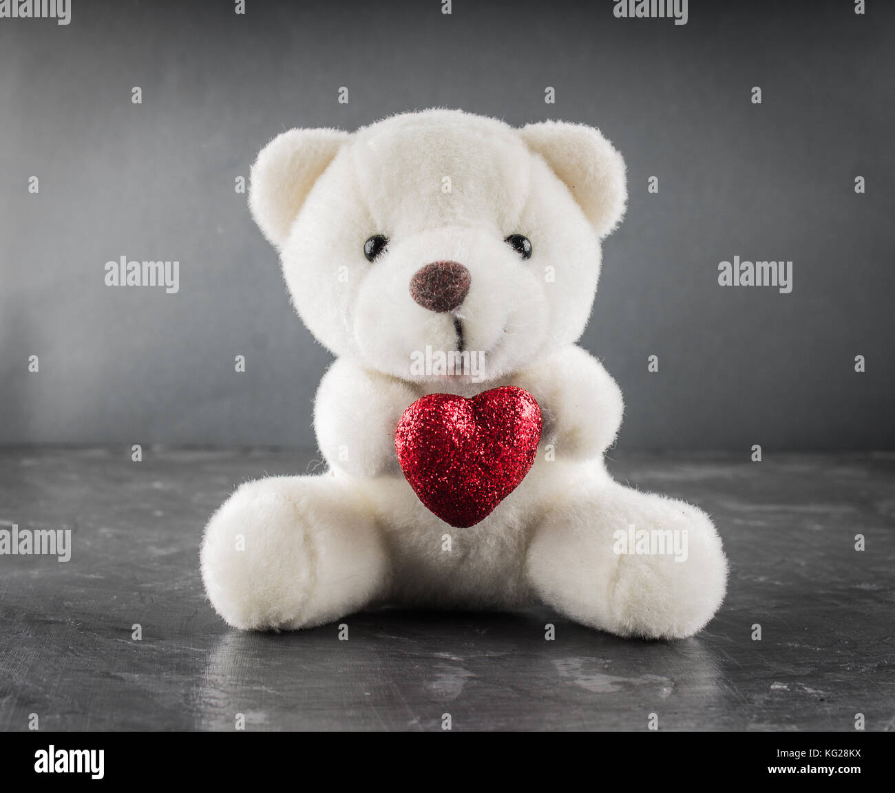 Orsacchiotto Bianco Con Amore Lettera Sul Cuore Rosso Su Sfondo Grigio Dire Ti Amo Per Valentine S Day Concetto Foto Stock Alamy