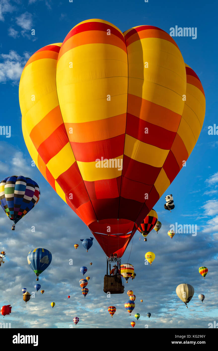 Colorate mongolfiere in volo, Massa Ascensione, Albuquerque International Balloon Fiesta di Albuquerque, Nuovo Messico USA Foto Stock