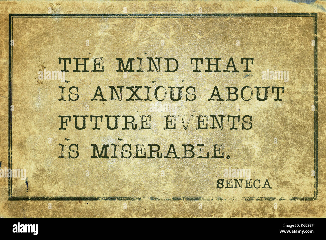 La mente che è preoccupato per gli eventi futuri è miserabile - antico filosofo romano Seneca preventivo stampato su grunge cartone vintage Foto Stock