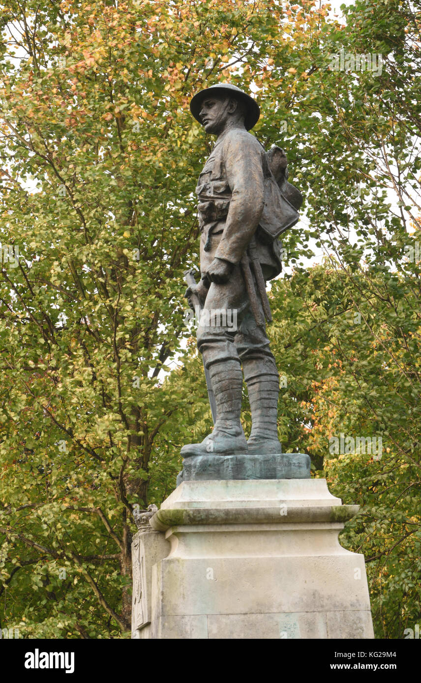 King's Royal Rifle Corps War Memorial a coloro che sono stati uccisi nella Grande Guerra da John Tweed nella Winchester Cathedral Close. Foto Stock