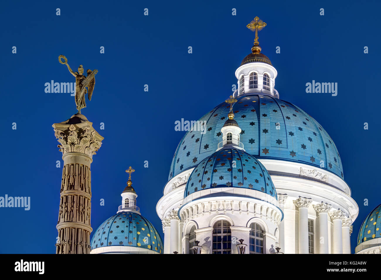 La colonna di gloria e le cupole della cattedrale della trinità, Vista notte, San Pietroburgo, Russia Foto Stock