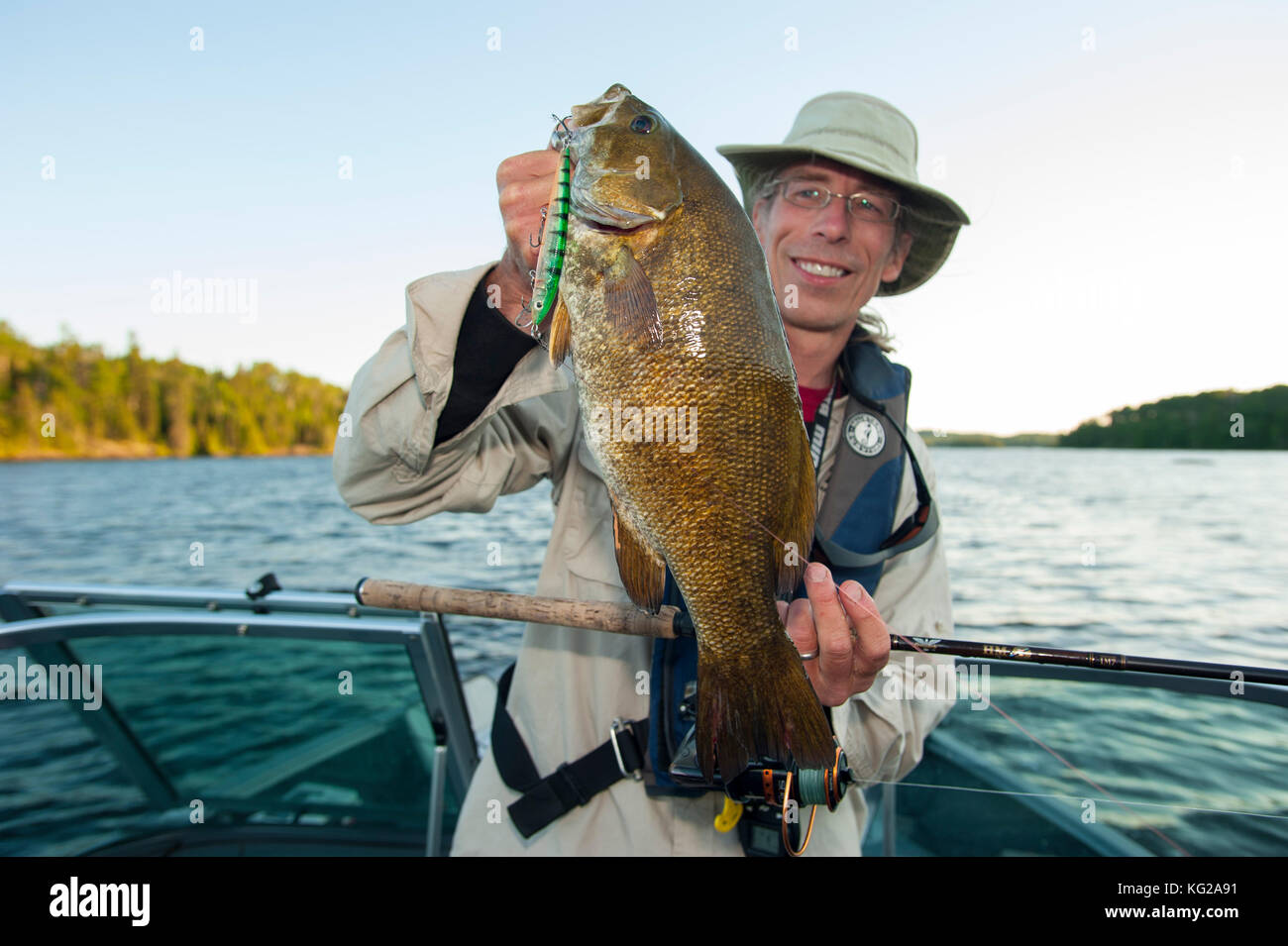Il pescatore hissage smallmouth bass Foto Stock