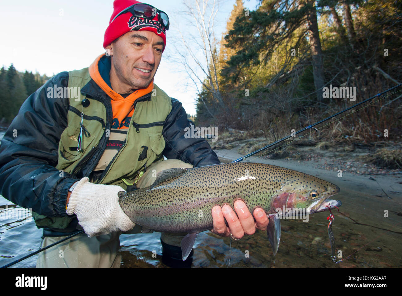 L'uomo con l'autunno steelhead Foto Stock