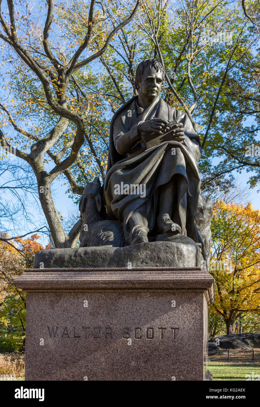 Statua di scrittore scozzese Sir Walter Scott sul Mall, al Central Park di New York City, NY, STATI UNITI D'AMERICA Foto Stock