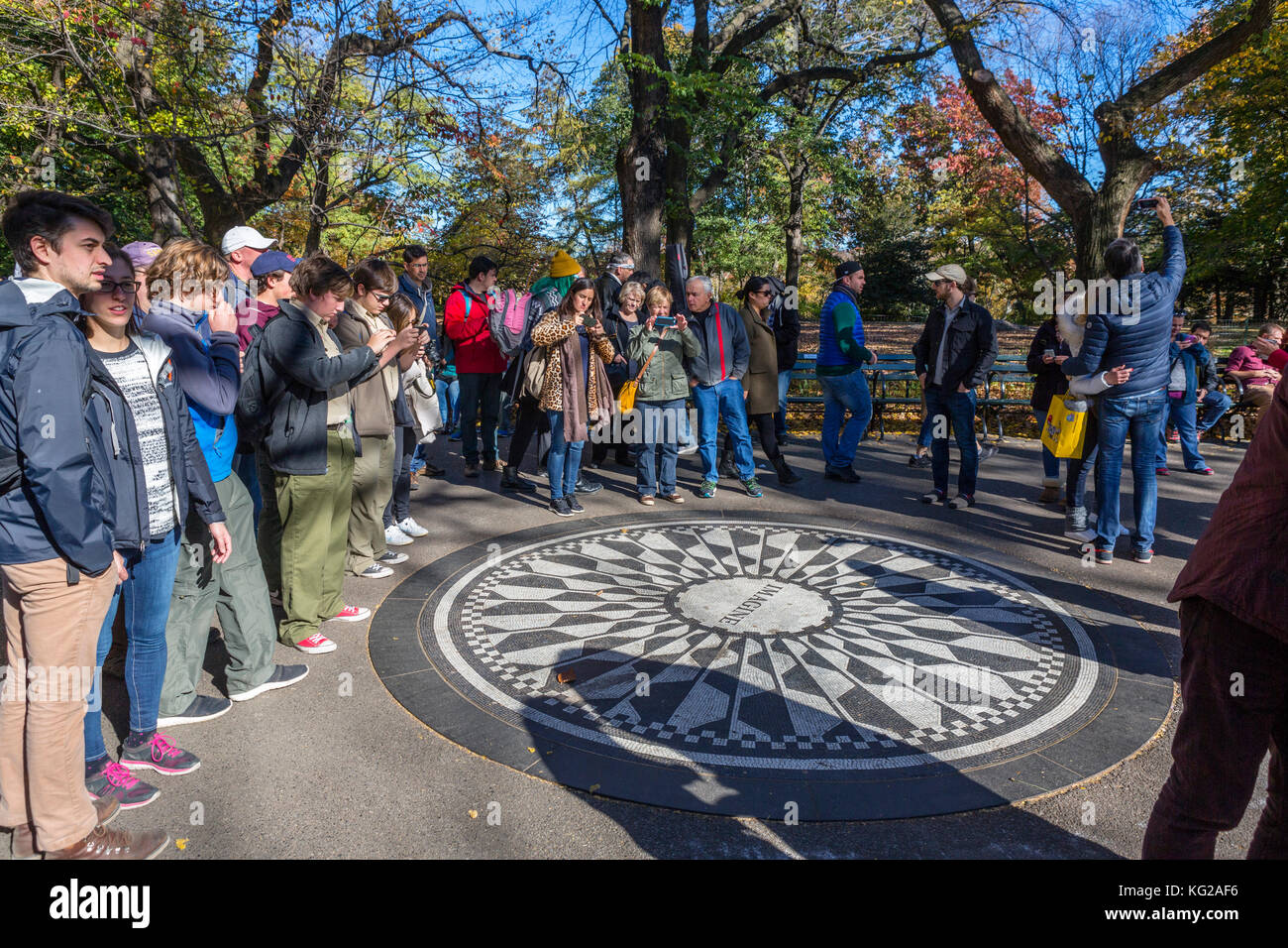 I turisti che circonda il mosaico immaginare a Strawberry Fields memorial a John Lennon, al Central Park di New York City, NY, STATI UNITI D'AMERICA Foto Stock