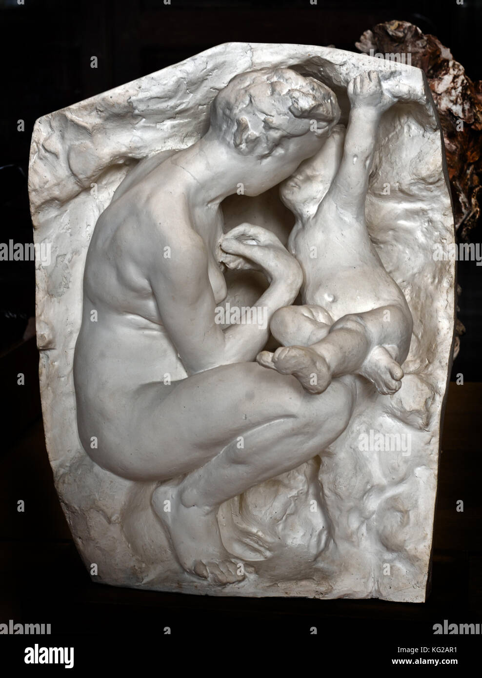 François Auguste René Rodin 1840 -1917 ( noto come Auguste giovane madre nella grotta ,1885, gesso, H. 36 cm ; W. 28.2 cm ; D. 24 cm Rodin ) è stato uno scultore francese, Parigi Francia francese. ( Rodin più originale lavoro partì da temi tradizionali della mitologia e allegoria, modellato il corpo umano con realismo e celebrato il carattere individuale e la fisicità). Foto Stock