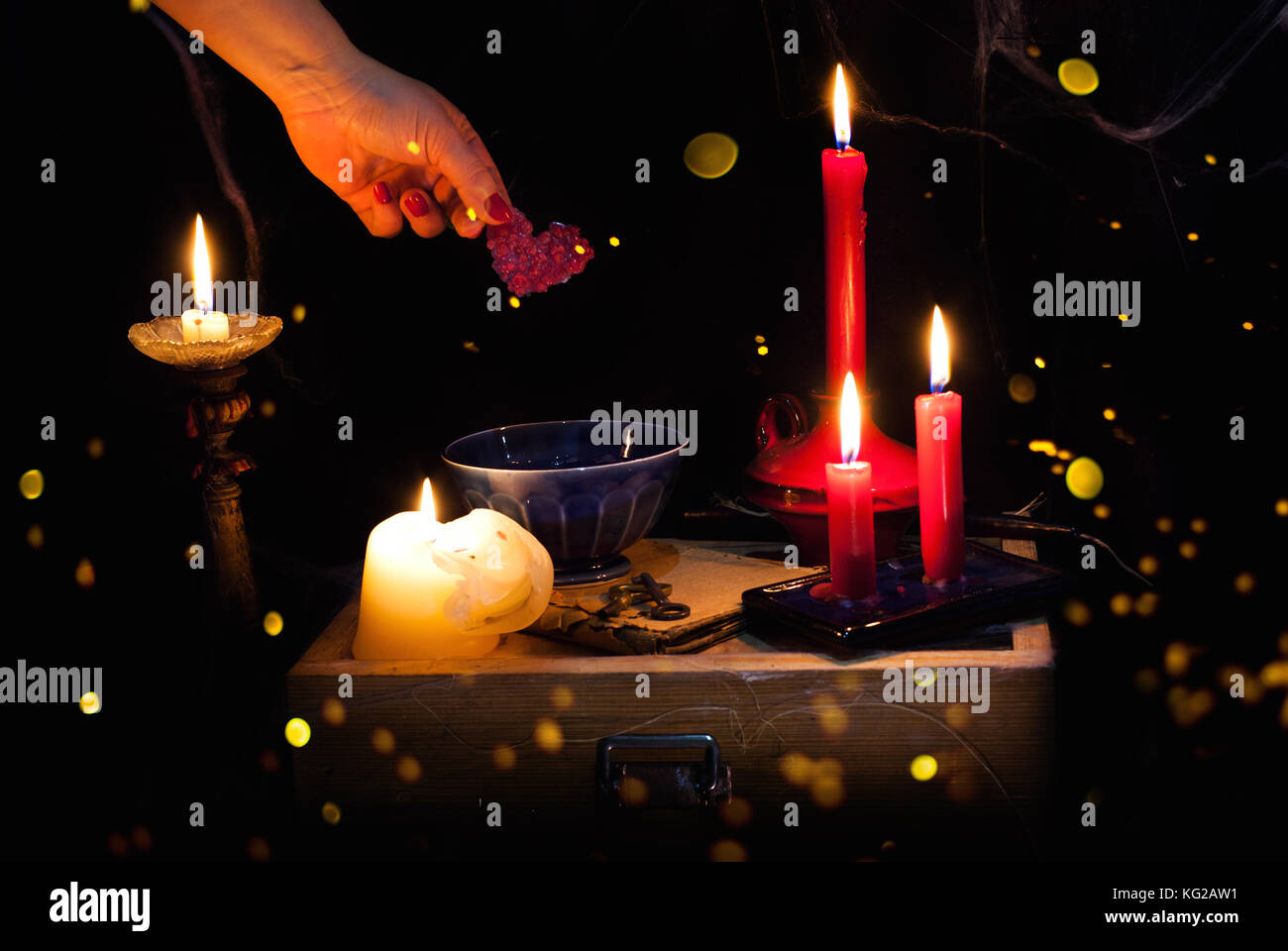 Notte e candela - divinazione di cera - tradizione lucidante - divinazione da cera - previsioni serali alla vigilia di Sant'Andrea Foto Stock