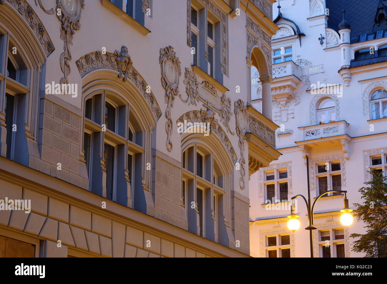 Arte decorativa Nouveau facciate di edifici in via Pařížská, Praga, Repubblica Ceca Foto Stock