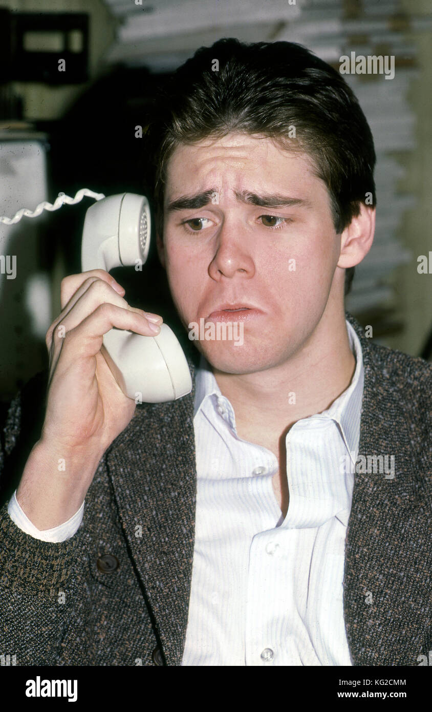 Jim Carrey goofing intorno con un telefono a testa in giù a Los Angeles, CA. Foto Stock