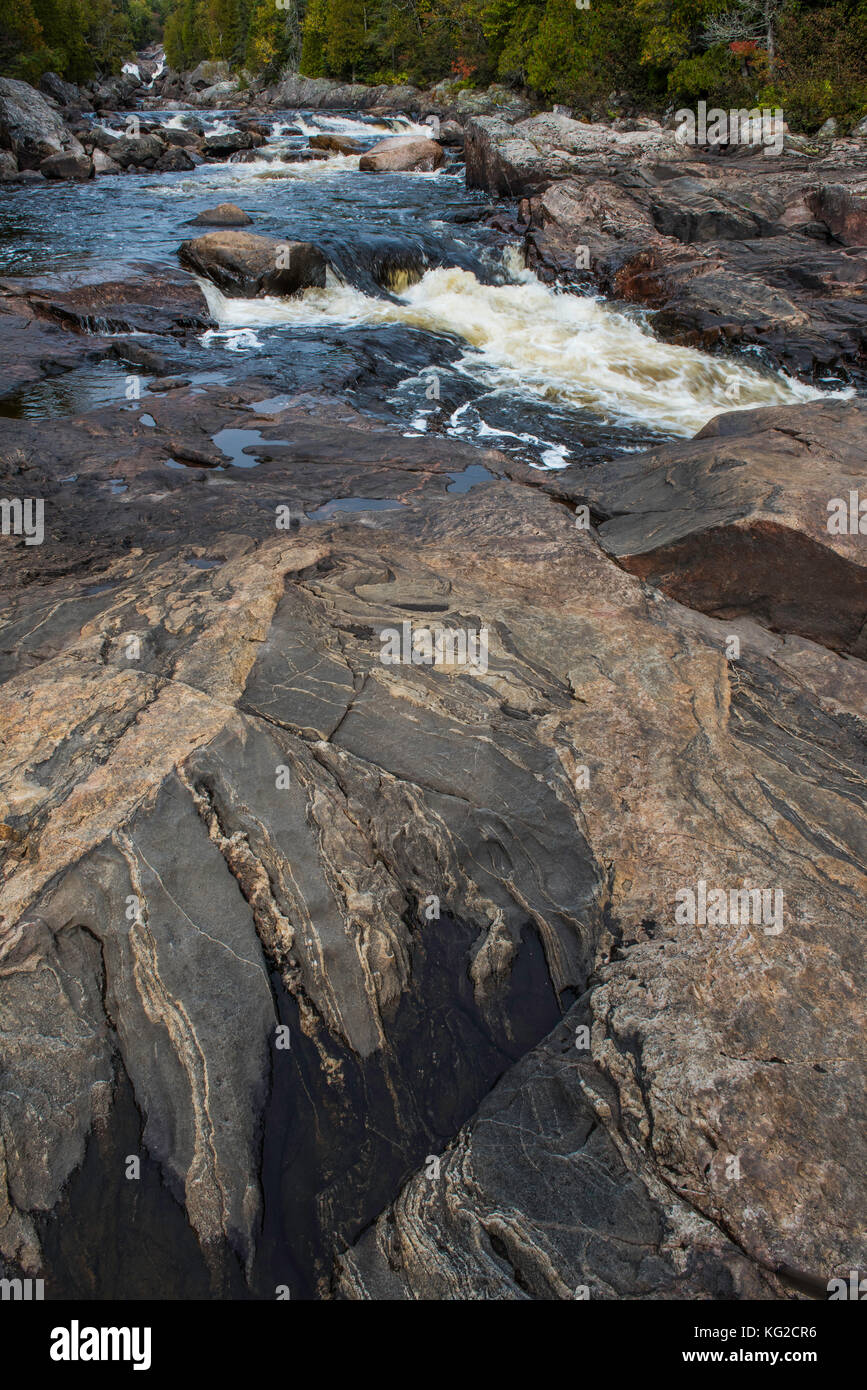 Antico fondamento, granito e gneiss, sabbia River Falls, Lago Superior parco provinciale, Ontario, Canada, da Bruce Montagne/Dembinsky Foto Assoc Foto Stock