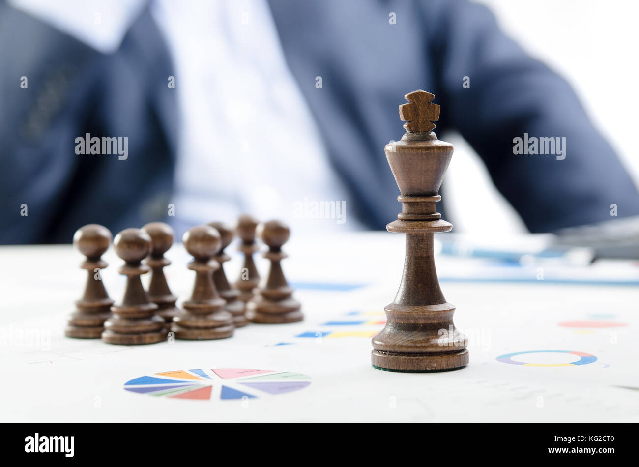 Scacchi business team leader. strategia finanziaria con la gestione dei documenti sulla scrivania del concetto. Foto Stock