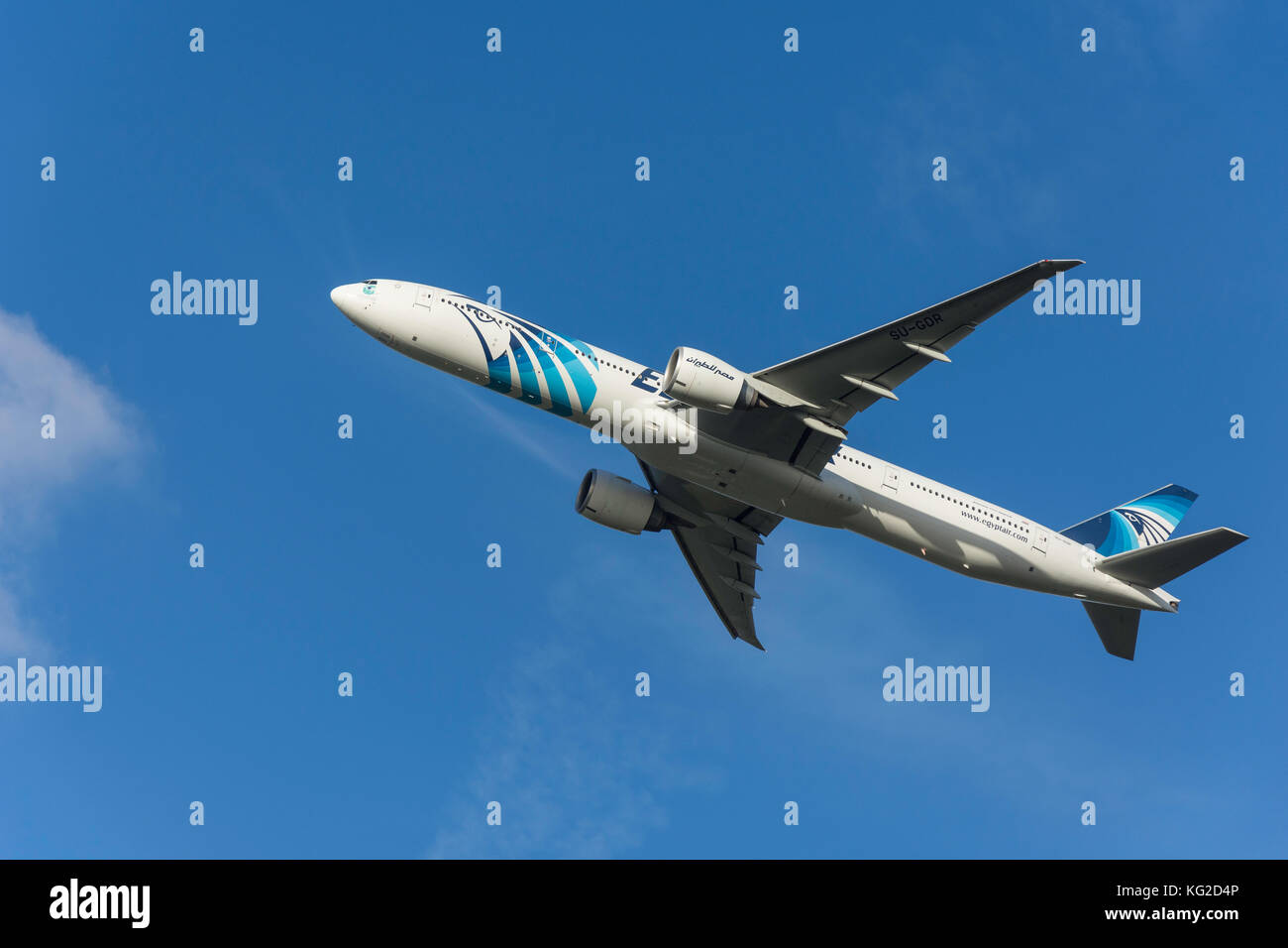 EgyptAir Boeing 777-300ER aeromobili in fase di decollo dall'aeroporto di Heathrow, Greater London, England, Regno Unito Foto Stock