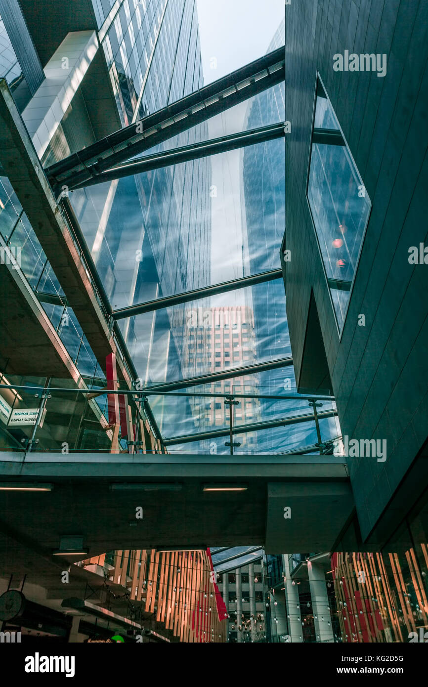 Guardando attraverso il vetro ad alti grattacieli in Melbourne CBD, australia Foto Stock