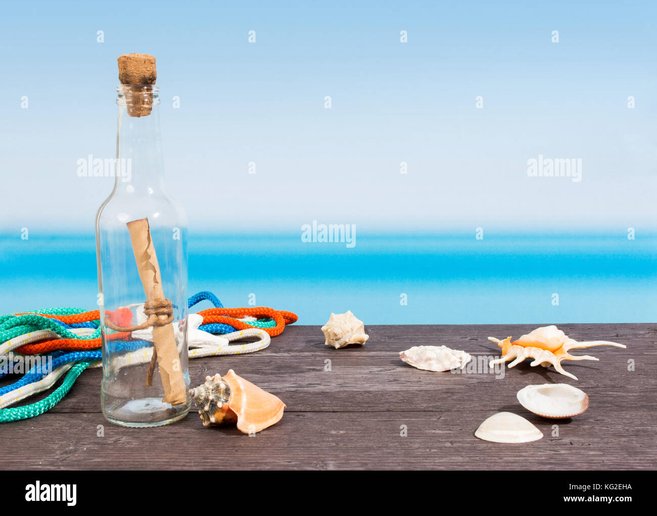 Mare tropicale visto dalla barca. Messaggio in bottiglia sul tavolo Foto Stock