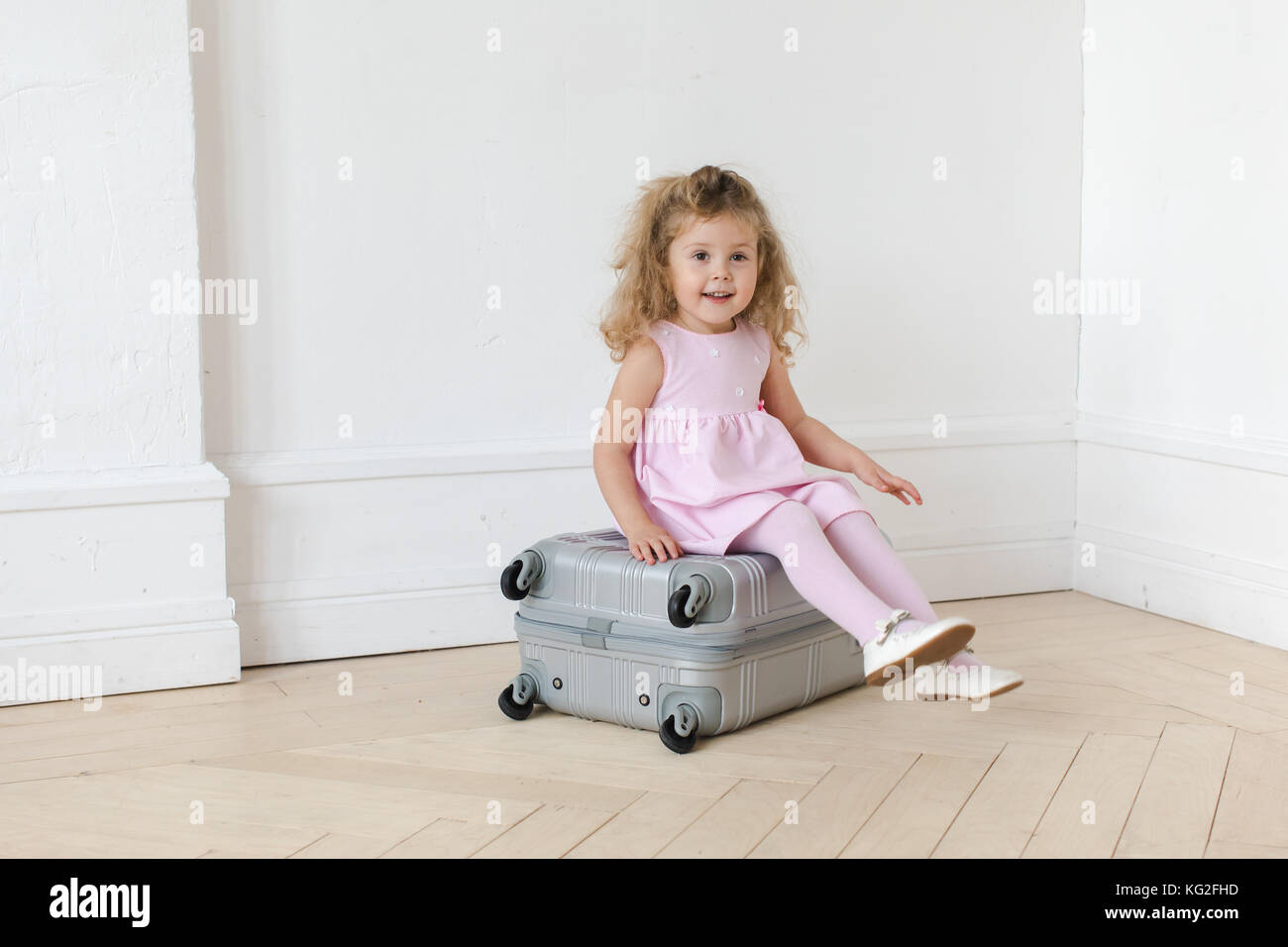 Adorabile ragazza sulla valigia Foto Stock