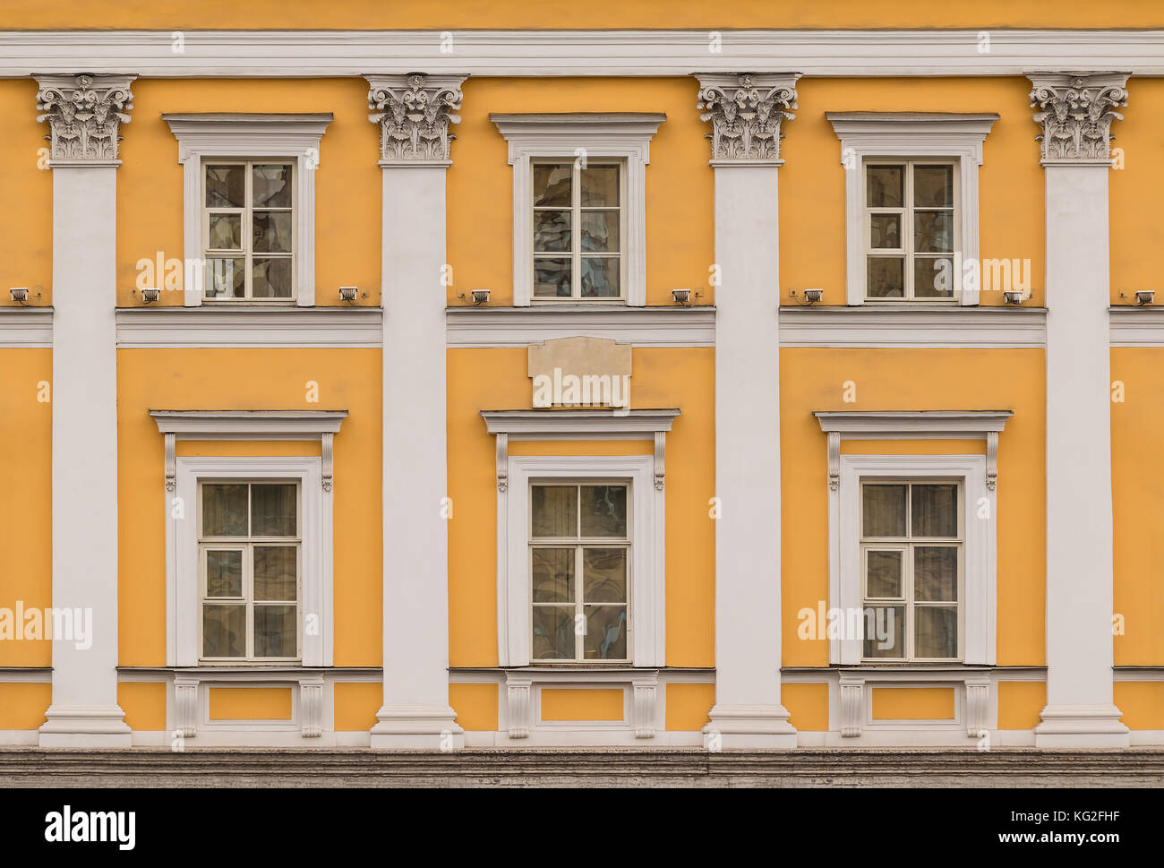 Diverse finestre in una fila sulla facciata della derzhavin manor museum vista frontale, San Pietroburgo, Russia Foto Stock