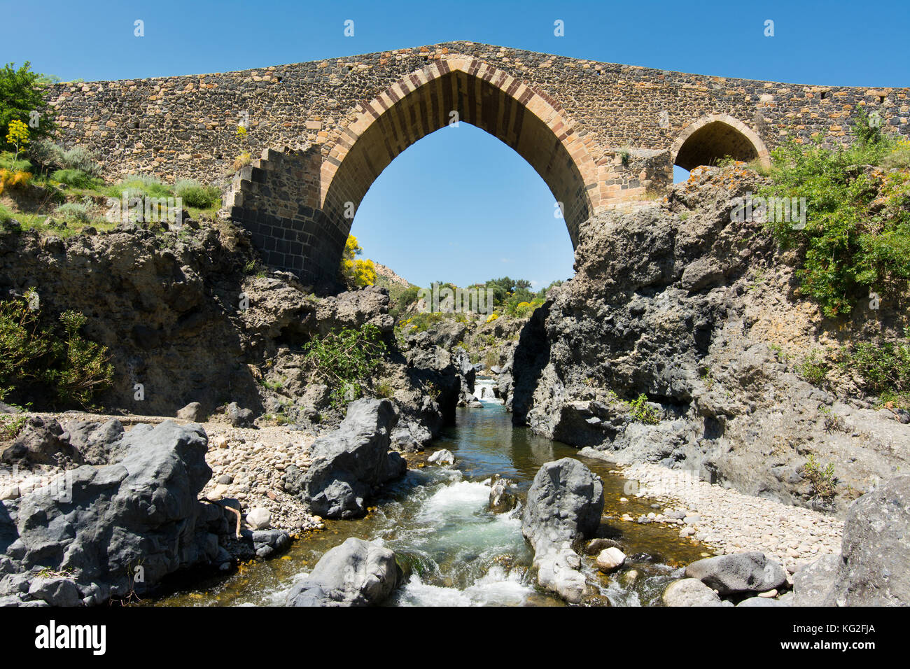 Il ponte medievale di Adrano, Sicilia, di origine araba e saracena Foto Stock