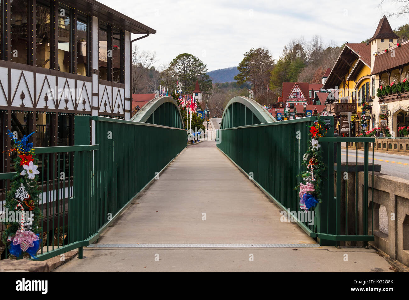 Helen, Georgia, USA - 14 dicembre 2016: Il ponte sul fiume Chattahoochee sulla Main Street Foto Stock
