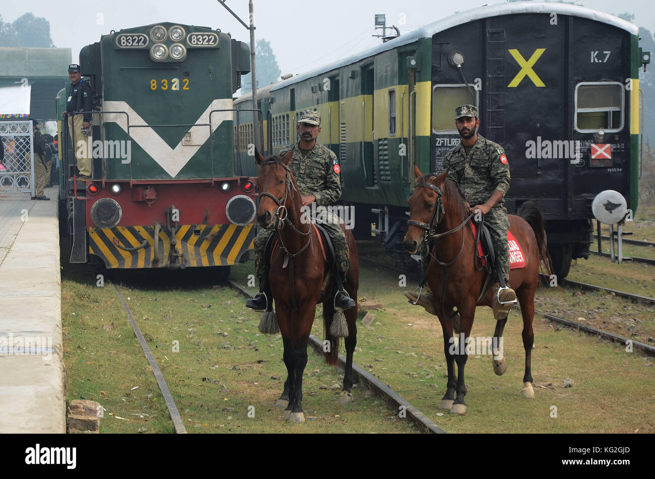 Indiano yatrees sikh arrivano alla frontiera wagah stazione ferroviaria in treno partecipare nella nascita 549th anniversario a Lahore in novembre 02,2017. quasi 3000 migliaia indiano yatrees sikh arrivano alla frontiera wagah stazione ferroviaria in treno partecipare nella nascita 549th anniversario della religione sikh fondatore Baba il Guru Nanak, inizio a nankana sahib di sabato. (Foto di rana sajid hussain / pacific stampa) Foto Stock