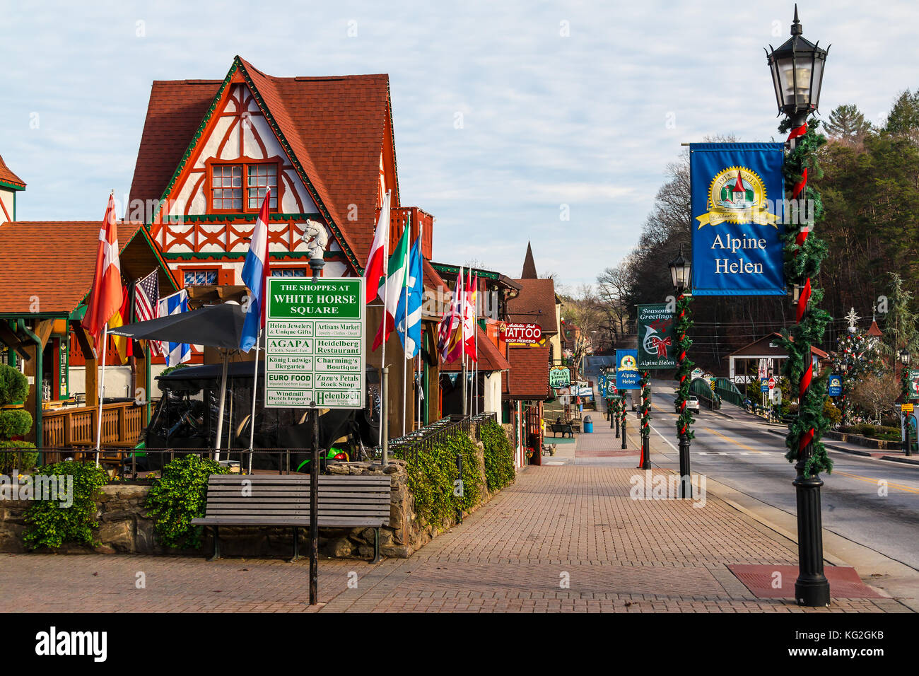 Helen, Georgia, Stati Uniti - 14 dicembre 2016: Vista sulla strada principale e sulla White Horse Square con decorazioni natalizie Foto Stock