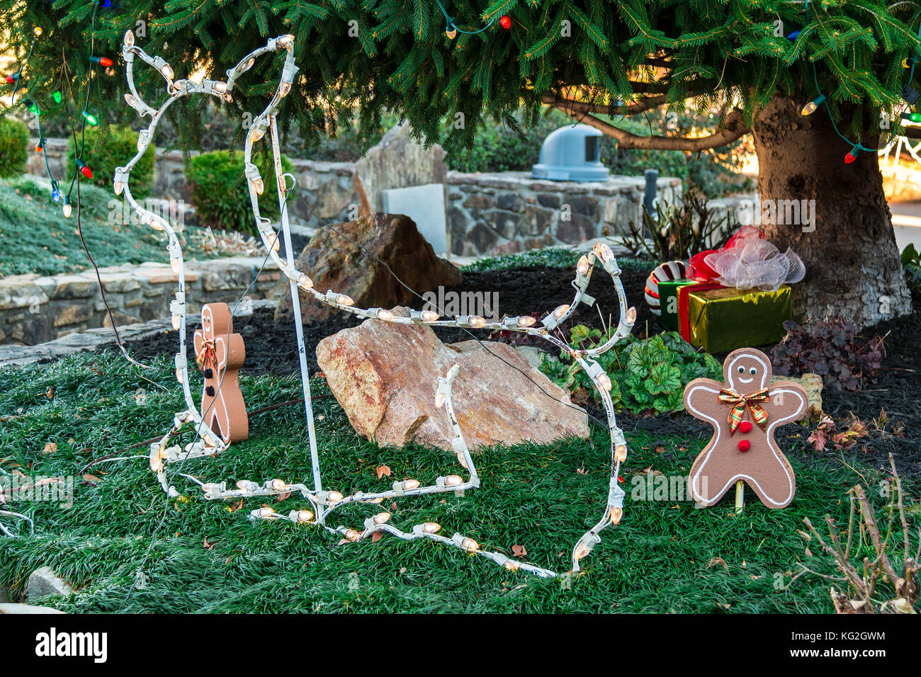 Le decorazioni di Natale esposto sotto l'abete rosso closeup, Helen, Stati Uniti d'America Foto Stock