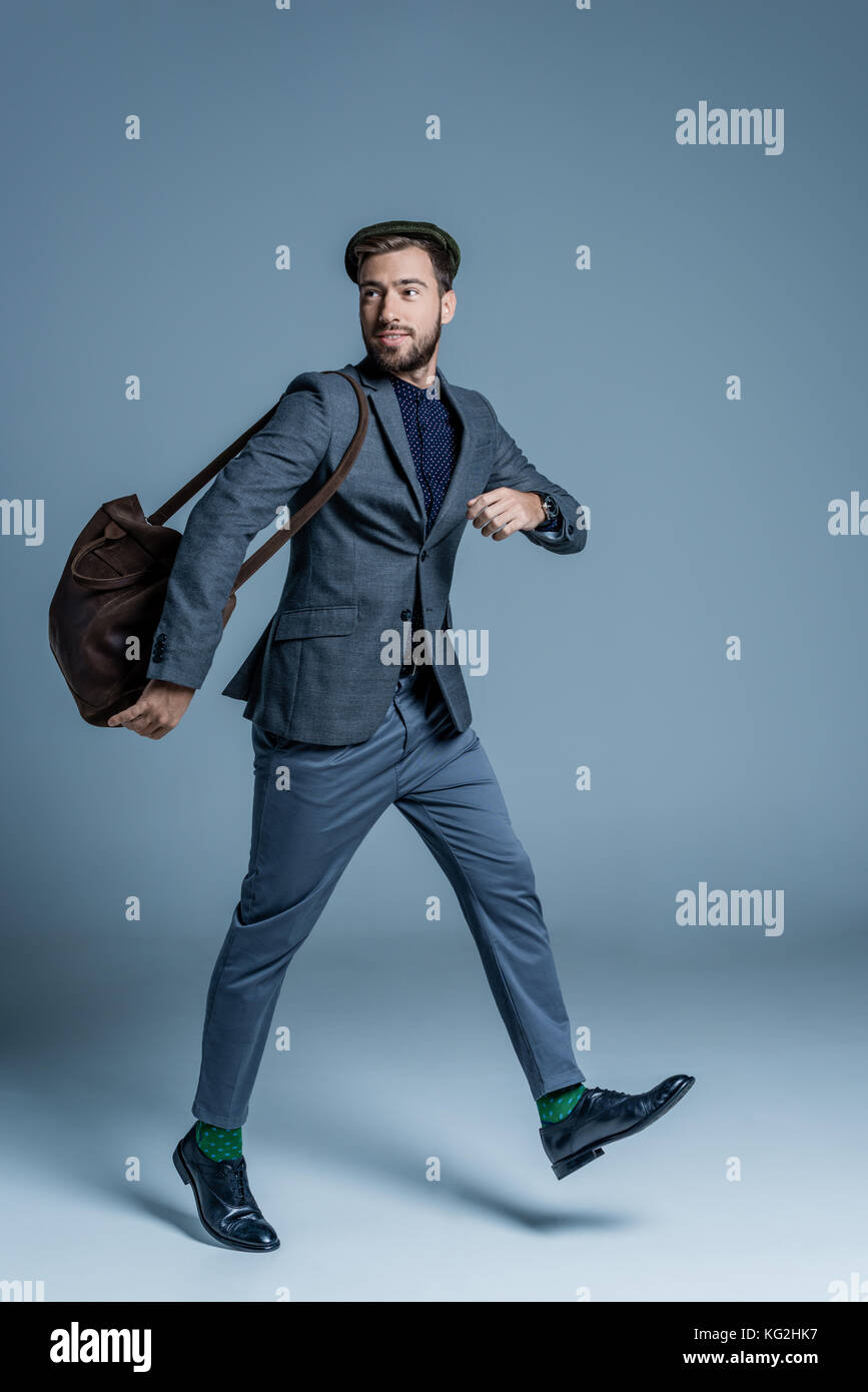 Giovane uomo in tuta e tappo piatto Foto Stock