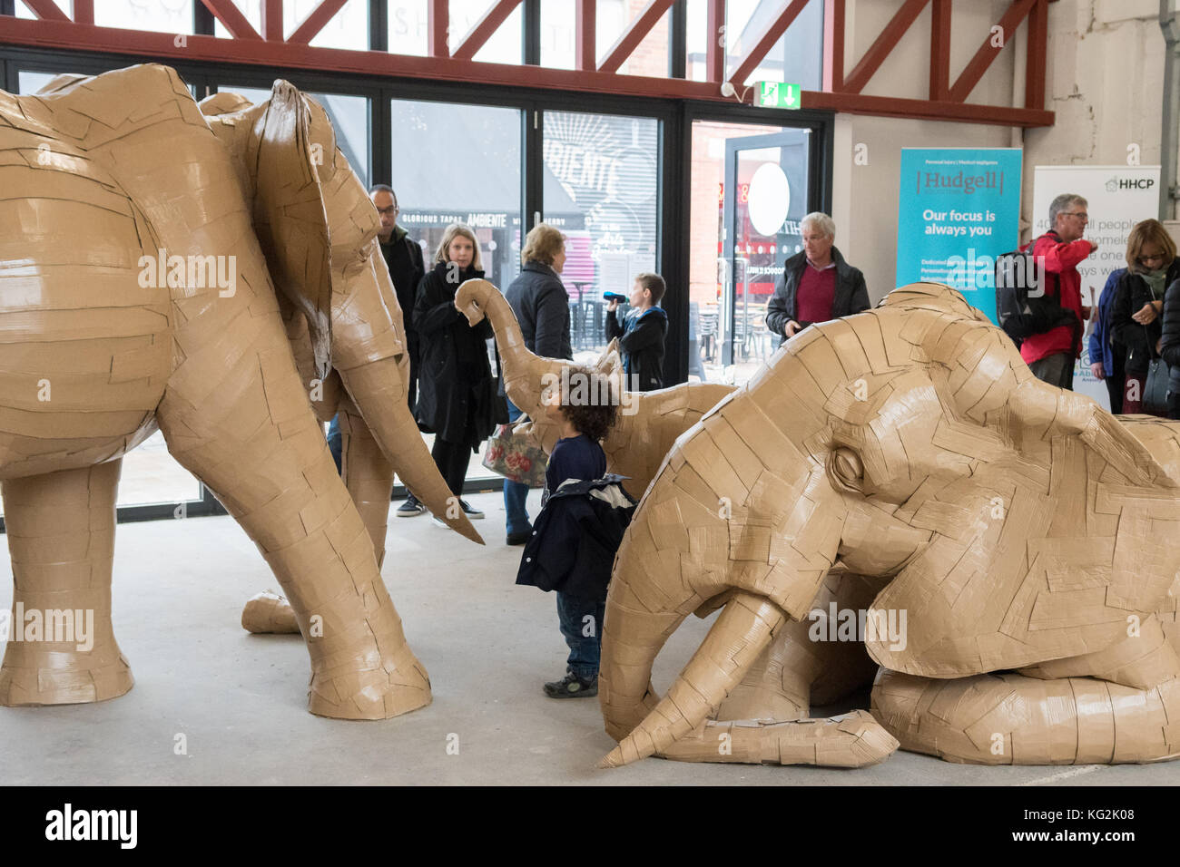 L'elefante nella sala di installazione di arte che simboleggia la questione sociale dei senzatetto - parte dello scafo 2017 UK Città di cultura, Hull, England, Regno Unito Foto Stock