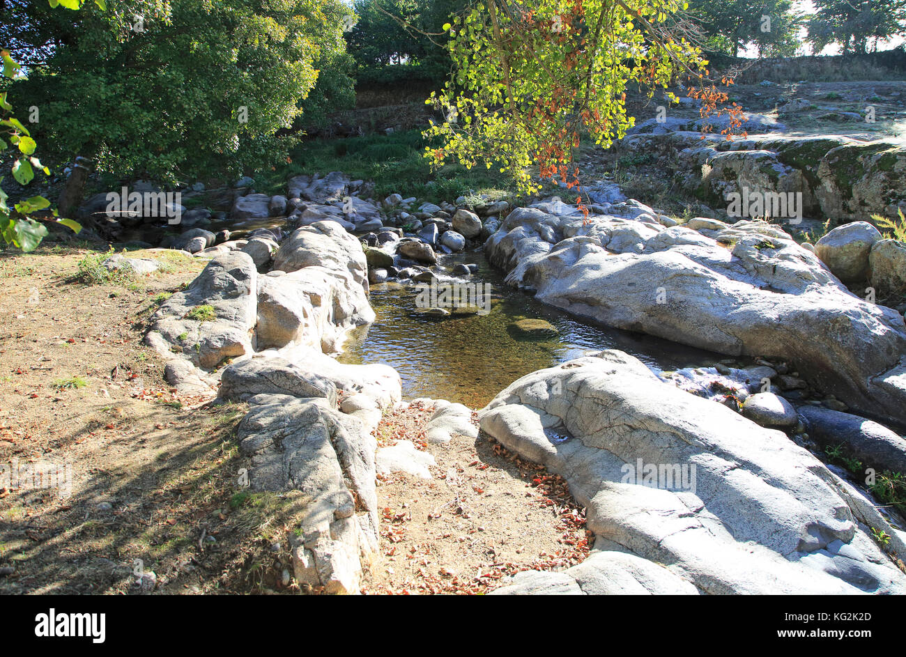 Fiume Tietar basso livello in estate, Cuacos De Yuste, La Vera, Estremadura, Spagna Foto Stock