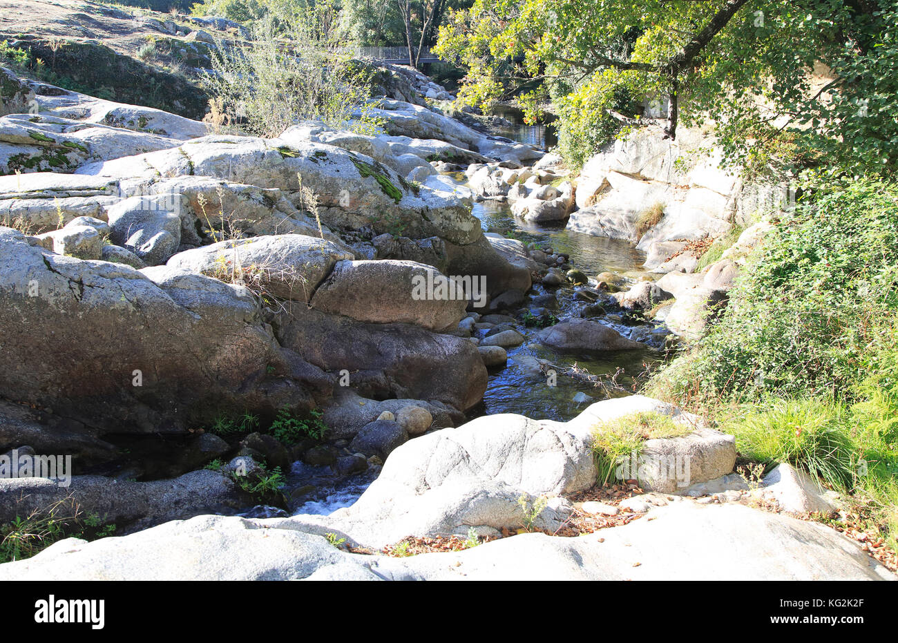 Fiume Tietar basso livello in estate, Cuacos De Yuste, La Vera, Estremadura, Spagna Foto Stock